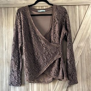 Get caught in this lovely lace blouse!  🤎